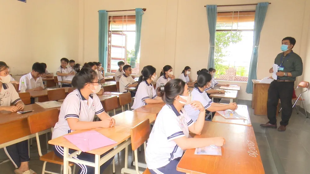 Giám thị dặn dò thí sinh trước khi thi