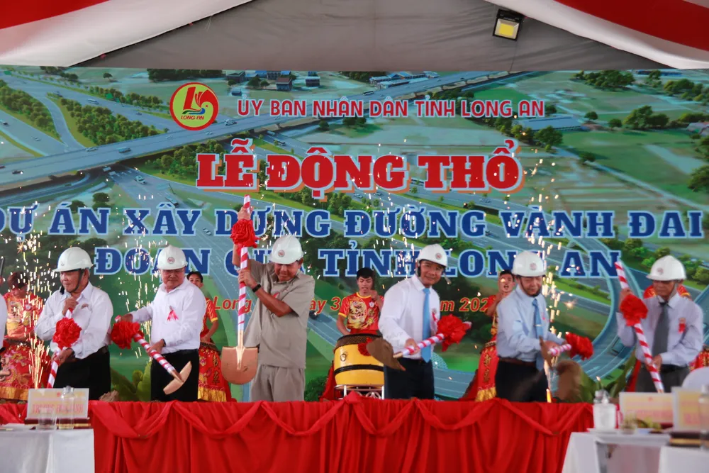 Các đại biểu thực hiện nghi thức động thổ