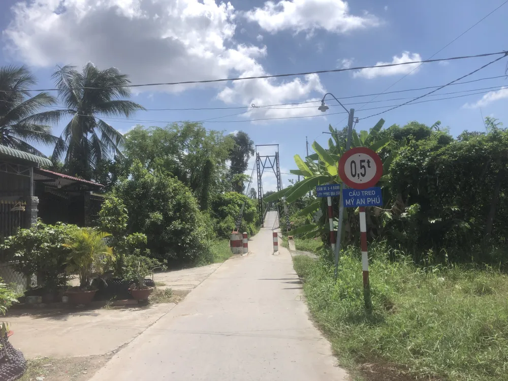 Cả ấp với hơn 500 hộ dân chỉ có một cây cầu treo Mỹ An Phú và một bến đò để lưu thông qua Quốc lộ 62 vào TP Tân An Cả ấp với hơn 500 hộ dân chỉ có một cây cầu treo Mỹ An Phú và một bến đò để lưu thông qua Quốc lộ 62 vào TP Tân An