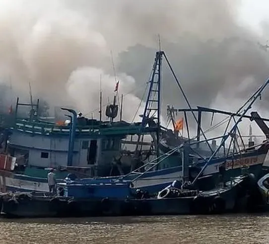 Các tàu cá bị cháy