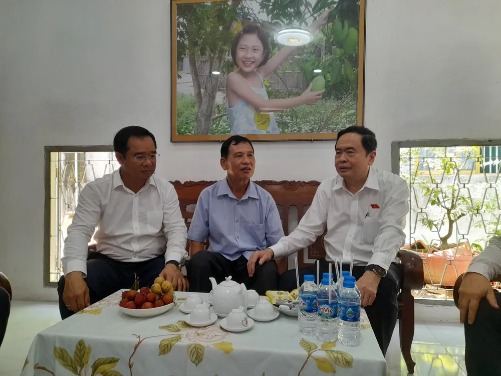 Đoàn công tác đến thăm thương binh hạng 1/4 Đỗ Văn Tâm (ngụ phường 4, TP Tân An)