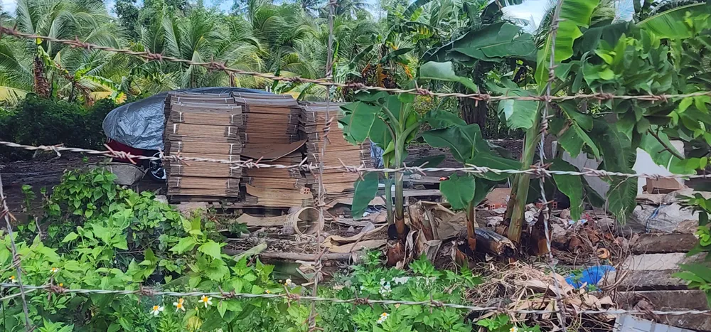Hàng trăm loại phế liệu dễ cháy được tập kết tại bãi phế liệu này