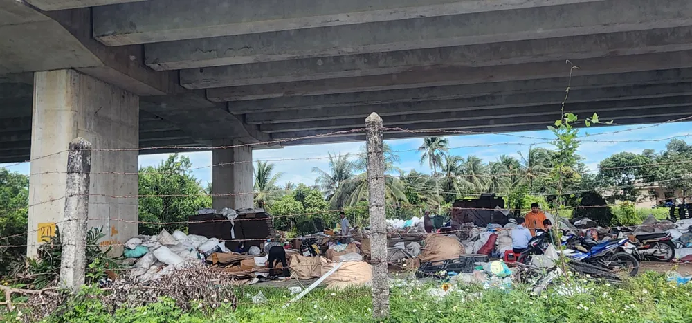 Bãi phế liệu dưới gầm cao tốc TPHCM - Trung Lương