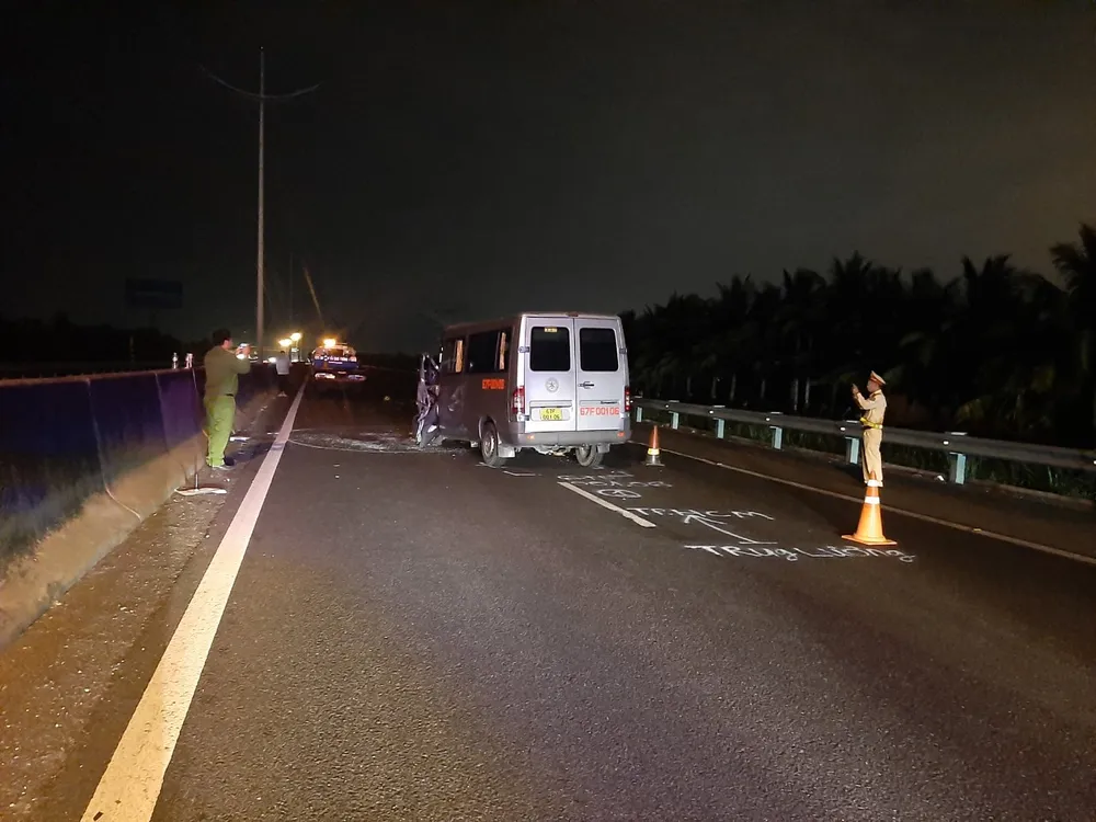 Sau tai nạn, tài xế xe đầu kéo rời khỏi hiện trường