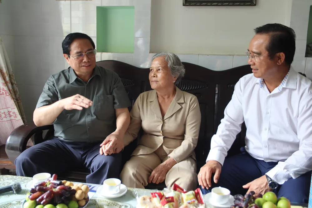 Thủ tướng Phạm Minh Chính và đoàn công tác đã đến thăm, tặng quà thương binh Phạm Thị Xinh (sinh năm 1950) tại thị trấn Bến Lức