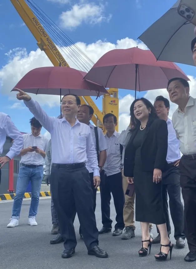 Đồng chí Nguyễn Văn Hiếu, Bí thư Thành uỷ TP Cần Thơ khảo sát KCN ở tỉnh Bà Rịa - Vũng Tàu