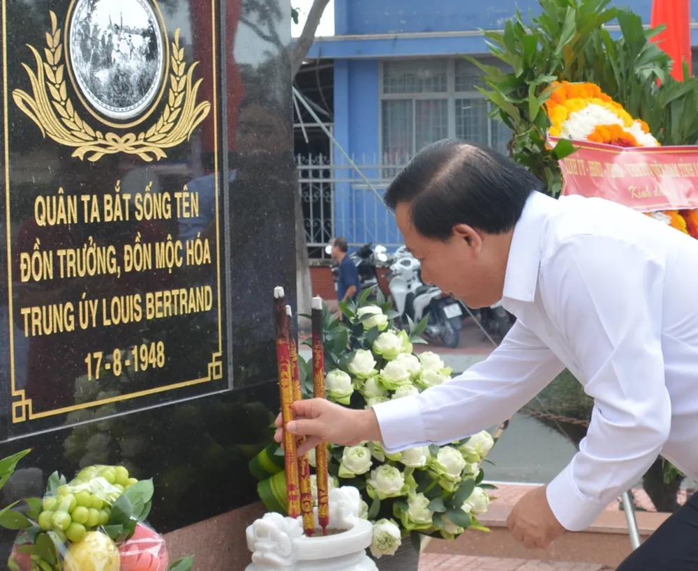Ông Nguyễn Văn Út, Chủ tịch UBND tỉnh Long An dâng hương tưởng niệm các anh hùng liệt sĩ hy sinh trong trận đánh đồn Mộc Hóa tại bia chiến thắng trận Mộc Hóa