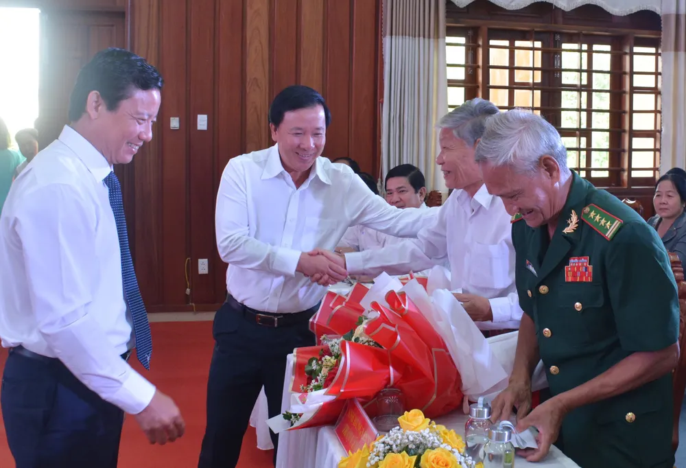 Lãnh đạo tỉnh Long An tặng hoa tri ân các Anh hùng Lực lượng vũ trang nhân dân, cựu chiến binh