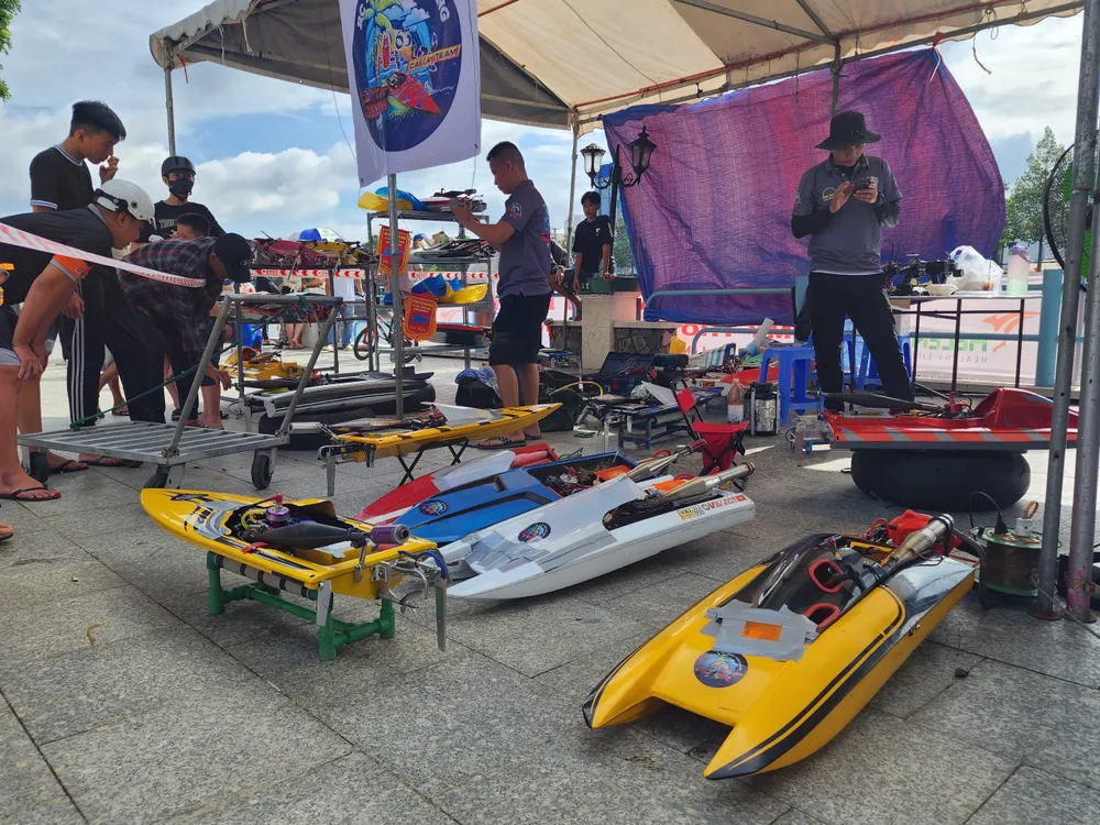 Kiểm tra tàu trước khi thi