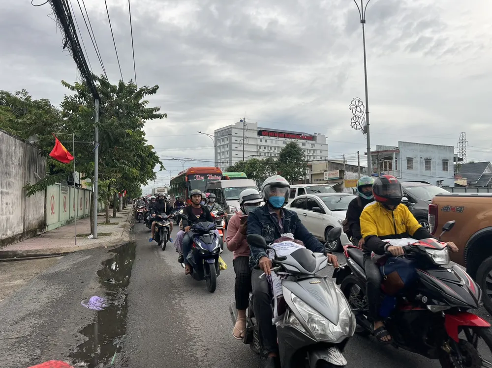 Quốc lộ 60 khá đông phương tiện di chuyển hướng miền Tây đi TPHCM