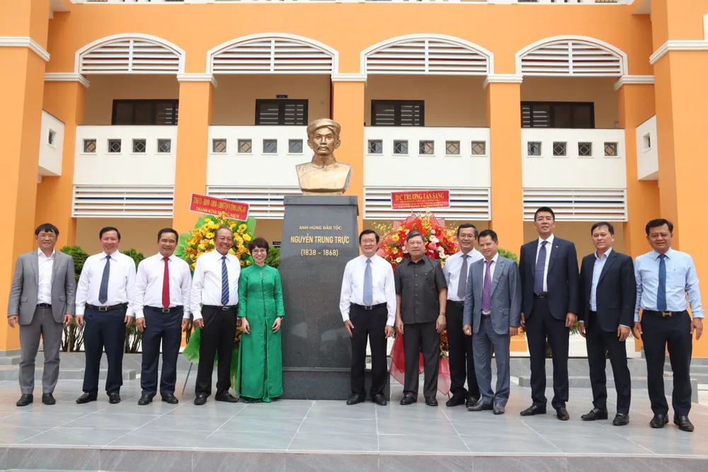 Nguyên Chủ tịch nước Trương Tấn Sang, nguyên Phó Thủ tướng Thường trực Chính phủ Trương Hòa Bình và lãnh đạo tỉnh Long An dự lễ khánh thành và khai giảng năm học mới tại Trường THPT Nguyễn Trung Trực