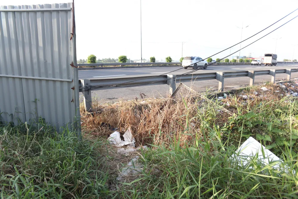 Người dân cắt phá hàng rào ra vào đường cao tốc TPHCM – Trung Lương