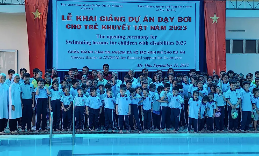 Tiền Giang tổ chức dạy bơi cho 150 học sinh khuyết tật ảnh 1