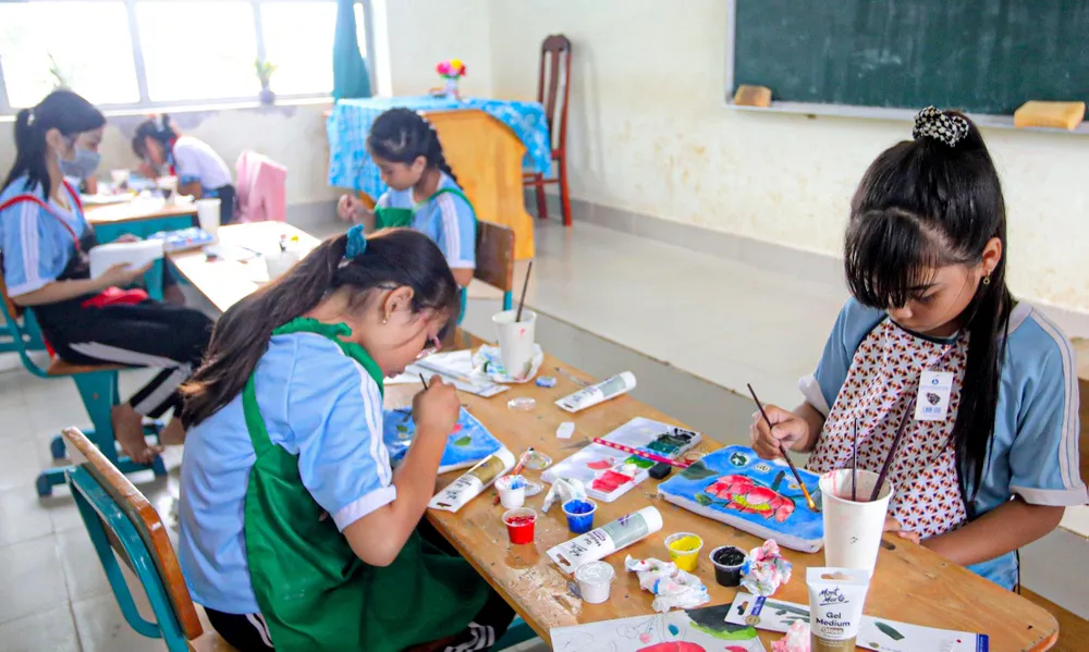 Các em học sinh thi vẽ