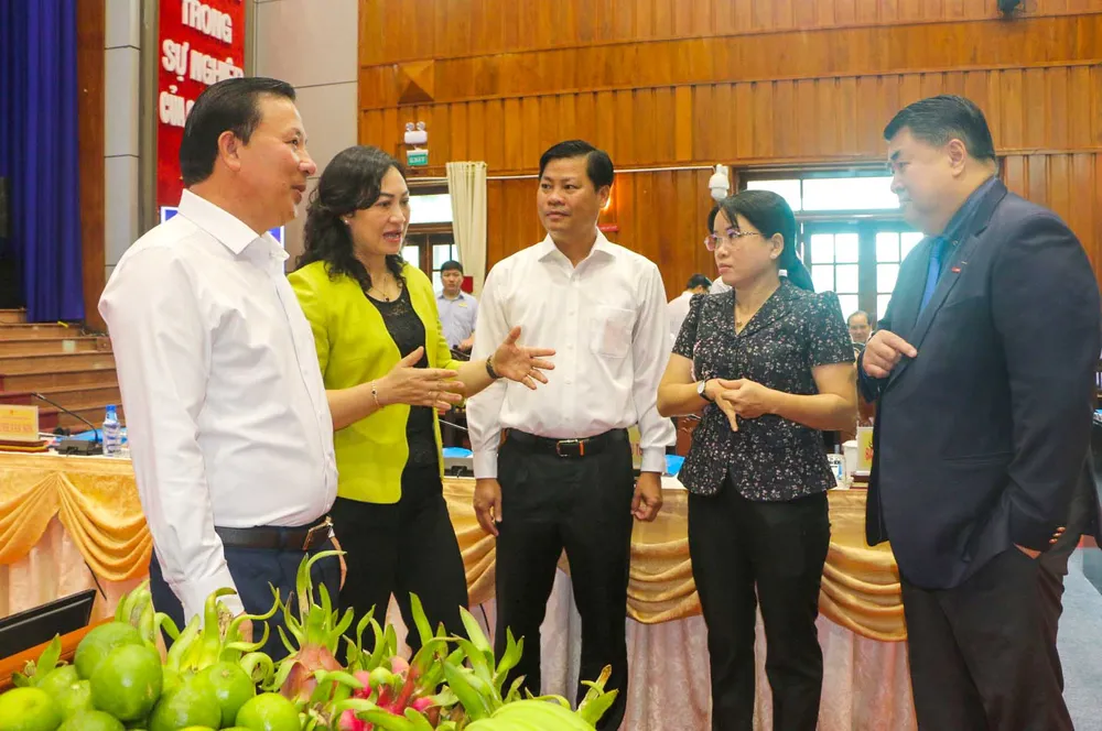 Bà Phan Thị Thắng, Thứ trưởng Bộ Công thương trao đổi với các doanh nghiệp tại hội nghị