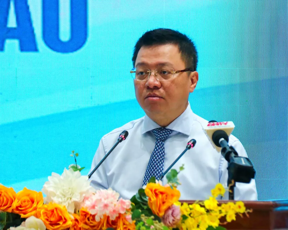 Đồng chí Lê Quốc Minh, Ủy viên Trung ương Đảng, Tổng Biên tập Báo Nhân Dân, Phó trưởng Ban Tuyên giáo Trung ương, Chủ tịch Hội Nhà báo Việt Nam phát biểu tại hội nghị Đồng chí Lê Quốc Minh, Ủy viên Trung ương Đảng, Tổng Biên tập Báo Nhân Dân, Phó trưởng Ban Tuyên giáo Trung ương, Chủ tịch Hội Nhà báo Việt Nam phát biểu tại hội nghị