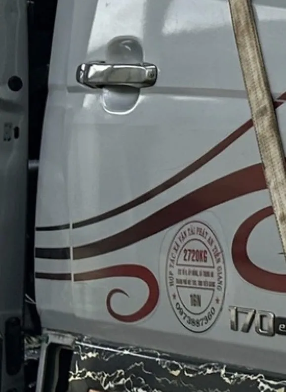 Xe 16 chỗ mang phù hiệu “lậu” hơn một năm Xe 16 chỗ mang phù hiệu “lậu” hơn một năm