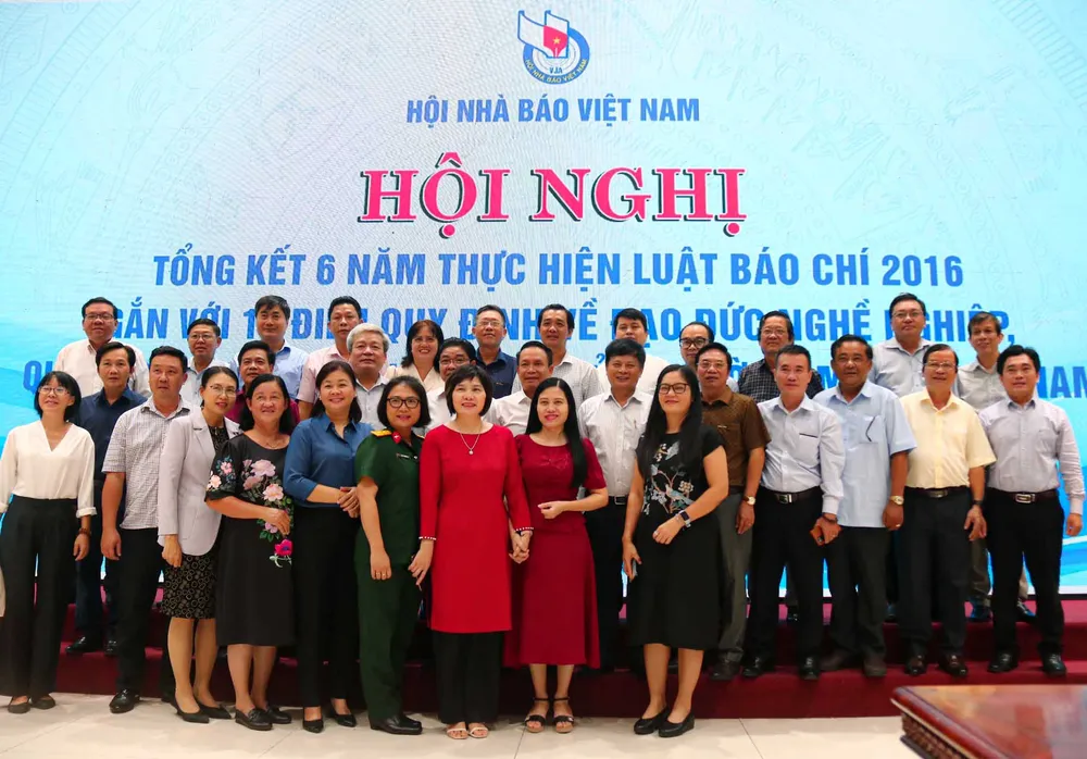 Các đại biểu chụp ảnh lưu niệm tại hội nghị