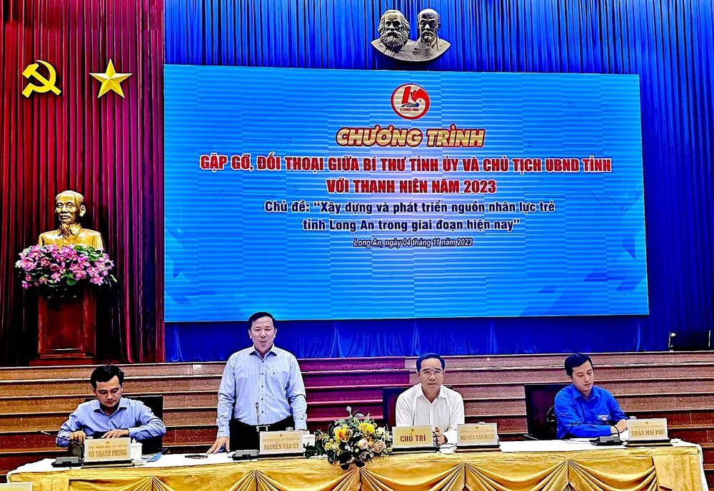 Các đồng chí chủ trì buổi đối thoại