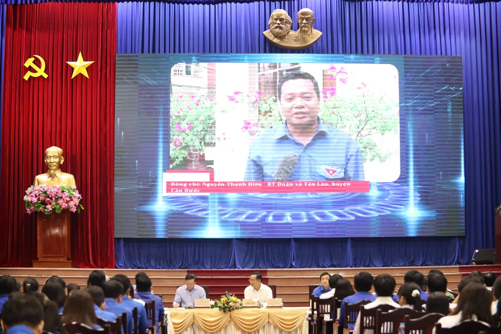 Đại diện thanh niên đặt câu hỏi tại buổi đối thoại