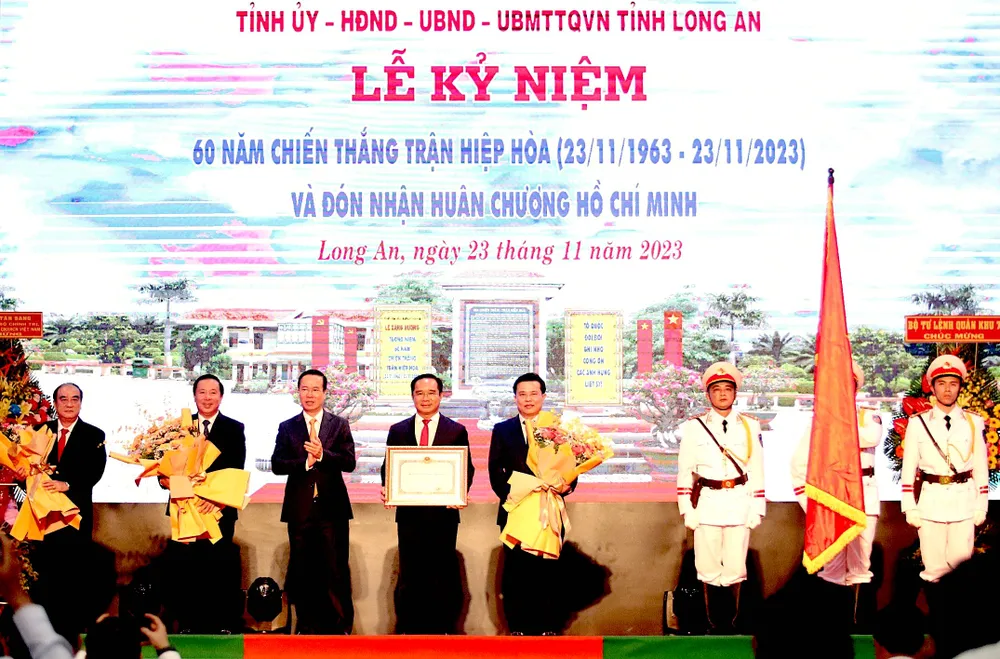 Chủ tịch nước Võ Văn Thưởng trao tặng Huân chương Hồ Chí Minh tới Đảng bộ, chính quyền và nhân dân tỉnh Long An Chủ tịch nước Võ Văn Thưởng trao tặng Huân chương Hồ Chí Minh tới Đảng bộ, chính quyền và nhân dân tỉnh Long An
