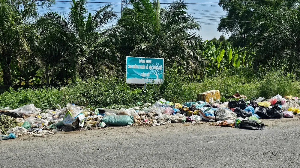 Rác thải vương vãi ra đường