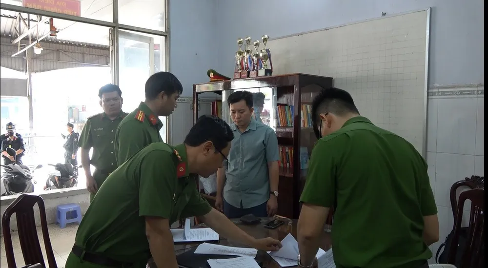 Lực lượng chức năng khám xét nơi ở của Vũ. Ảnh: Công an cung cấp