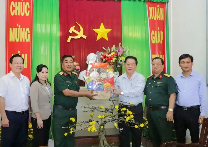 Đồng chí Nguyễn Trọng Nghĩa, Bí thư Trung ương Đảng, Trưởng Ban Tuyên giáo Trung ương tặng quà tết Ban Chỉ huy Quân sự thị xã Gò Công, tỉnh Tiền Giang. Ảnh: CẨM NƯƠNG