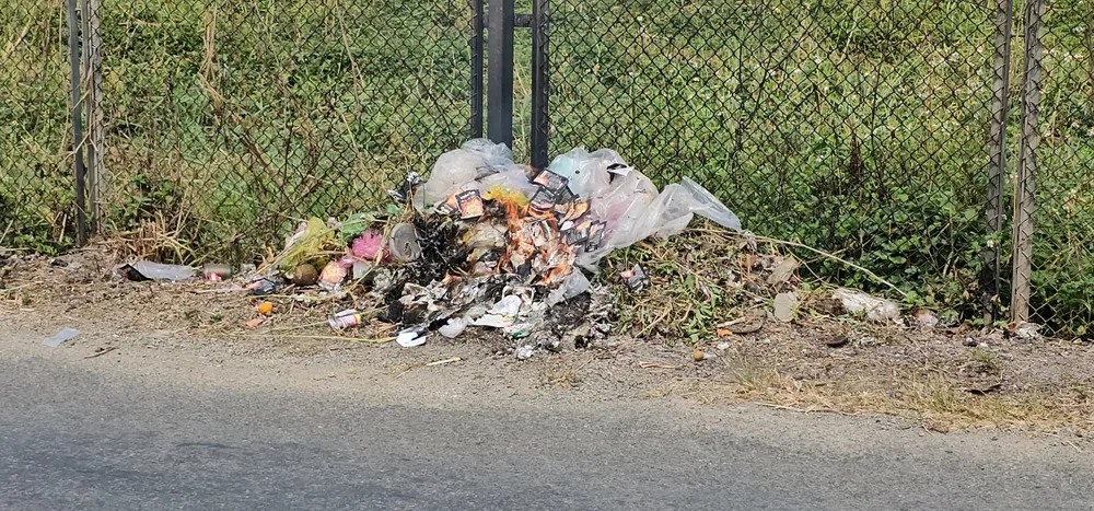 Rác thải gây ô nhiễm môi trường, mất an toàn giao thông trên cao tốc Trung Lương - Mỹ Thuận