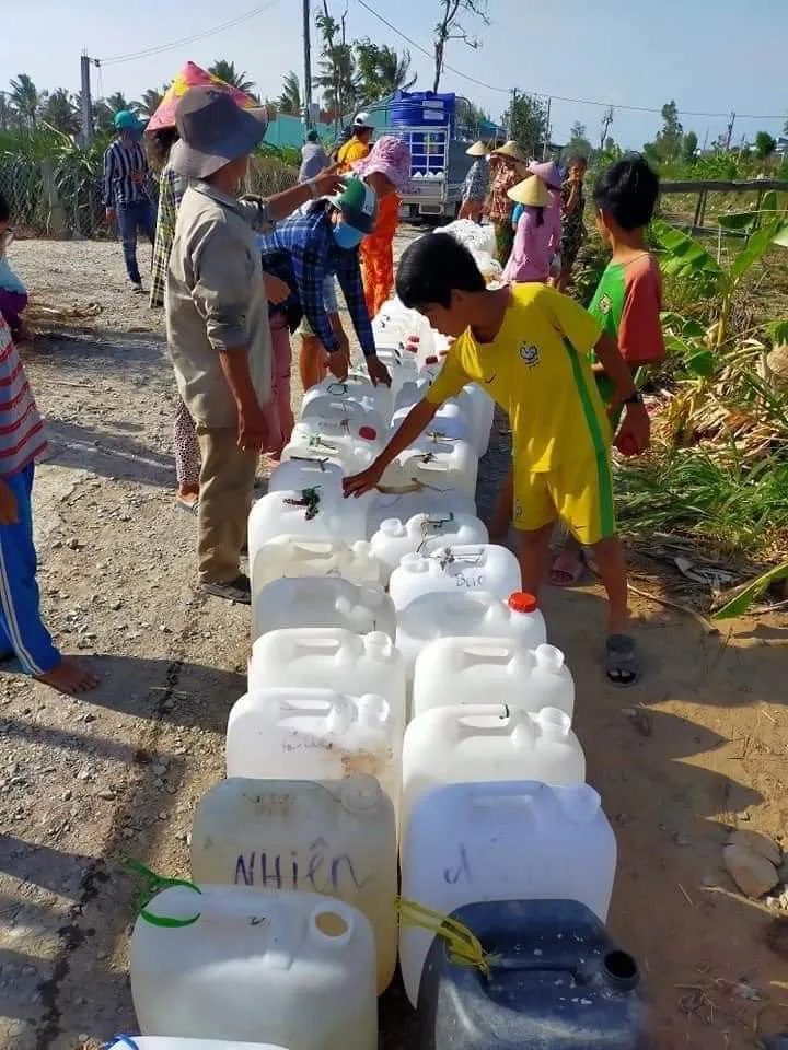 XEP HANG LAY NUOC.jpg