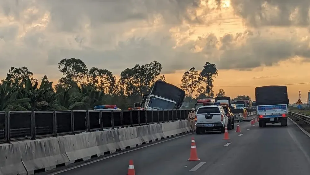  Tai nạn trên tuyến cao tốc Trung Lương – Mỹ Thuận: 1 người tử vong, kẹt xe kéo dài ảnh 2