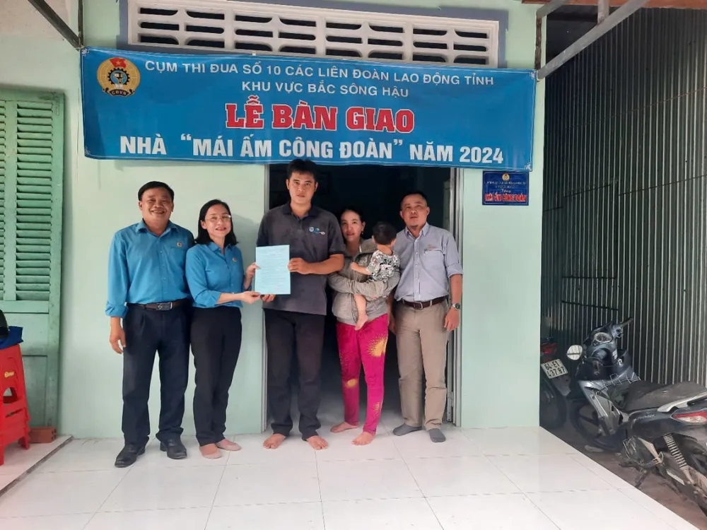 Lễ bàn giao nhà “Mái ấm công đoàn” Cụm thi đua số 10 các Liên đoàn Lao động tỉnh Khu vực Bắc sông Hậu cho đoàn viên có hoàn cảnh khó khăn