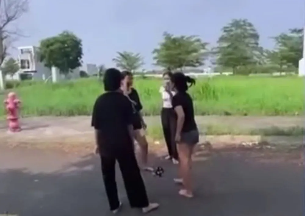 nu sinh danh nhau.jpg