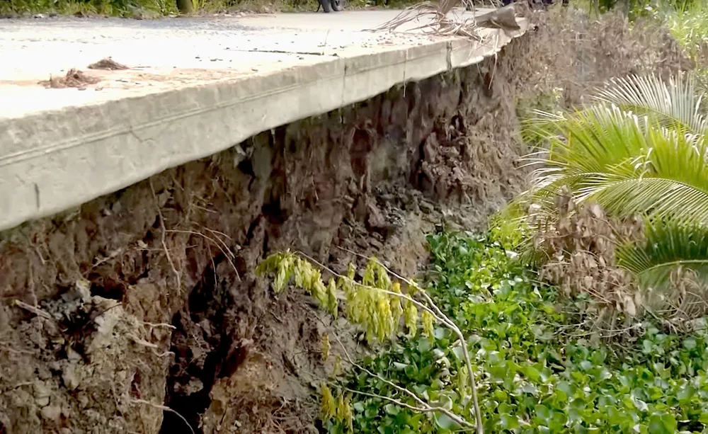 Khu vực sạt lở kênh đang ăn sâu dưới mặt đường. Ảnh: DIỆU TÂM