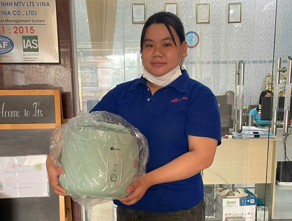 Công nhân nhận được phần quà của Chương trình “Chợ Tết Công đoàn – Xuân 2026” trực tuyến