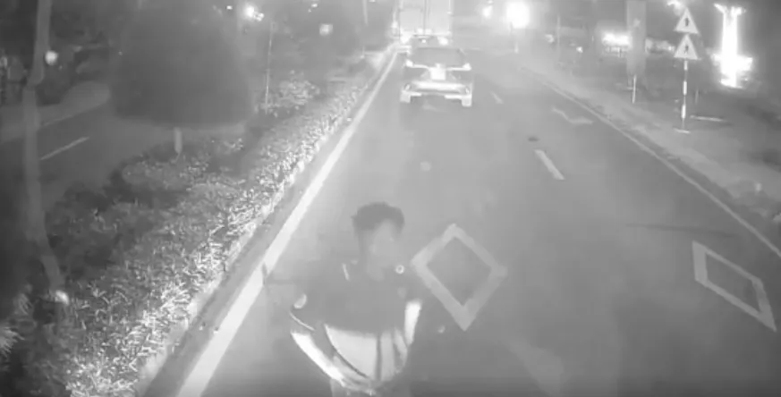 Hai phương tiện chặn nhau giữa quốc lộ 80. Ảnh cắt từ clip