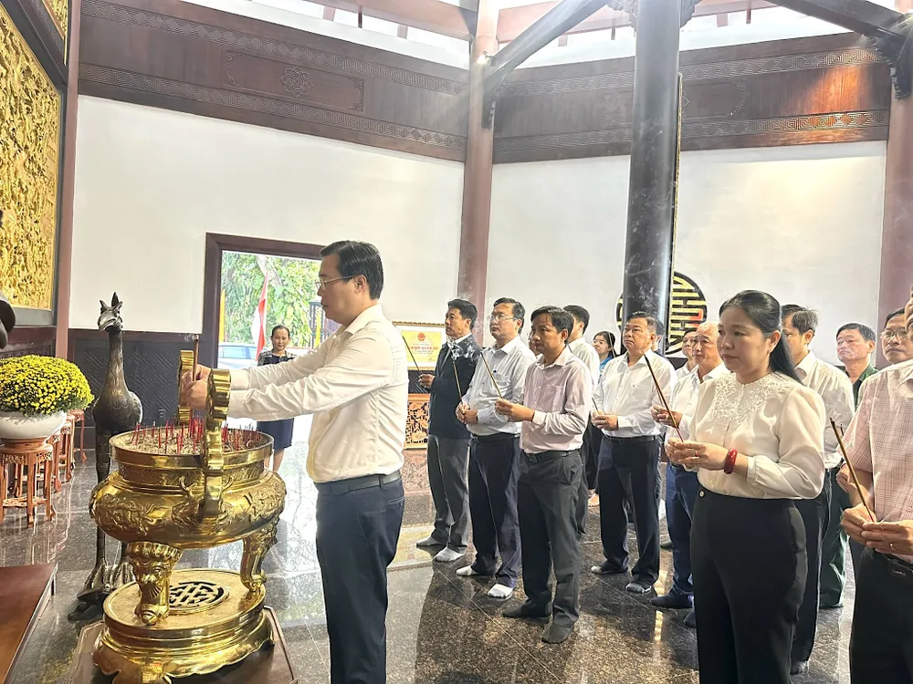 La delegazione ha offerto incenso presso il luogo commemorativo del viceministro Nguyen Sinh Sac (circoscrizione di Cao Lanh). 9.jpg