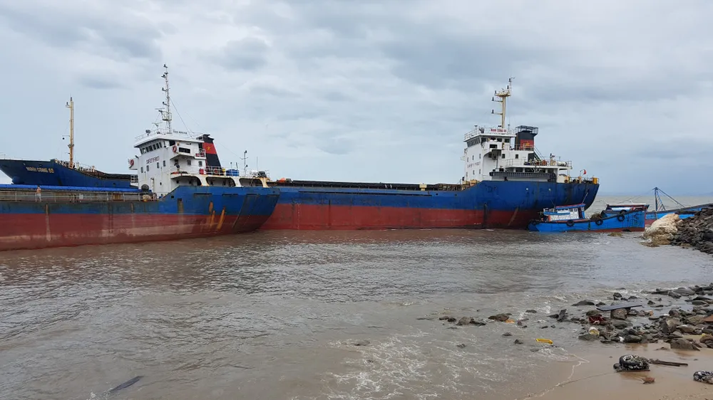 Quảng Bình: Hàng chục tàu chìm trong vịnh Hòn La ảnh 3