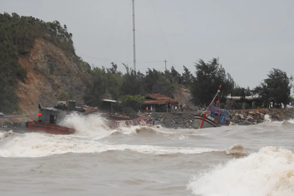 Quảng Bình: Hàng chục tàu chìm trong vịnh Hòn La ảnh 6