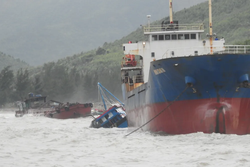 Quảng Bình: Hàng chục tàu chìm trong vịnh Hòn La ảnh 8