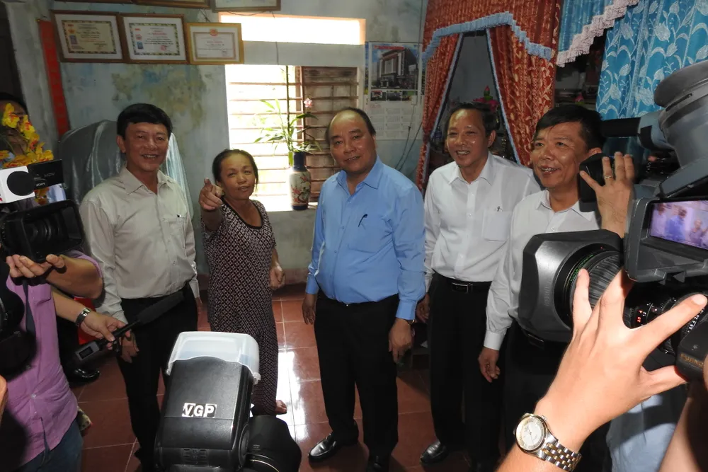 Thủ tướng Nguyễn Xuân Phúc thăm xã biển Đức Trạch  ảnh 2