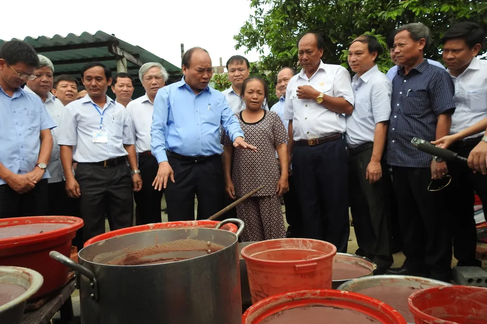 Thủ tướng Nguyễn Xuân Phúc thăm xã biển Đức Trạch  ảnh 3