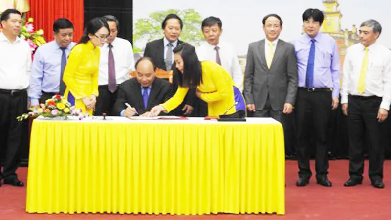 Thủ tướng Nguyễn Xuân Phúc ký phát hành bộ tem đặc biệt về Đại tướng Võ Nguyên Giáp