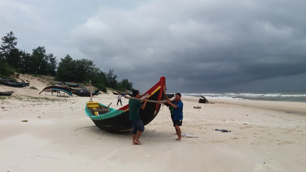 Phó Thủ tướng Trịnh Đình Dũng kiểm tra công tác ứng phó bão số 10 tại Quảng Bình, Hà Tĩnh ảnh 3