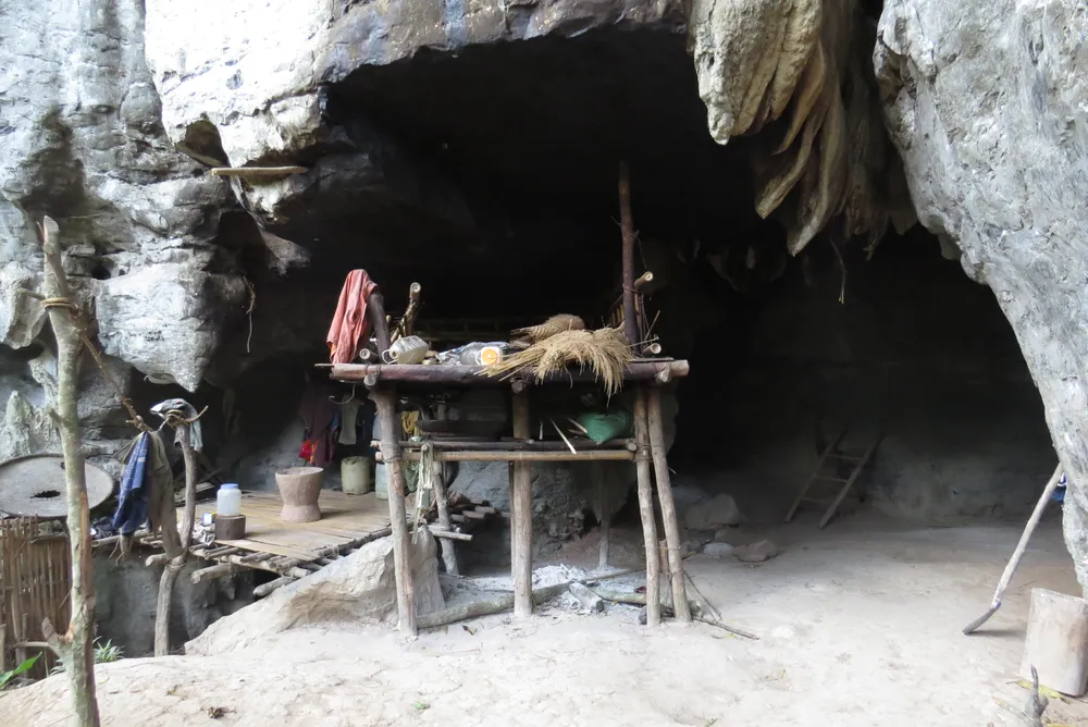 Tìm được hai người A Rem sợ bão trốn trong hang đá ảnh 1
