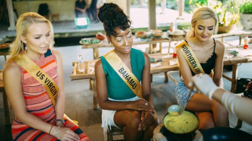 Miss Grand International 2017: Hoa hậu thích thú học gói bánh lọc Quảng Bình ảnh 7