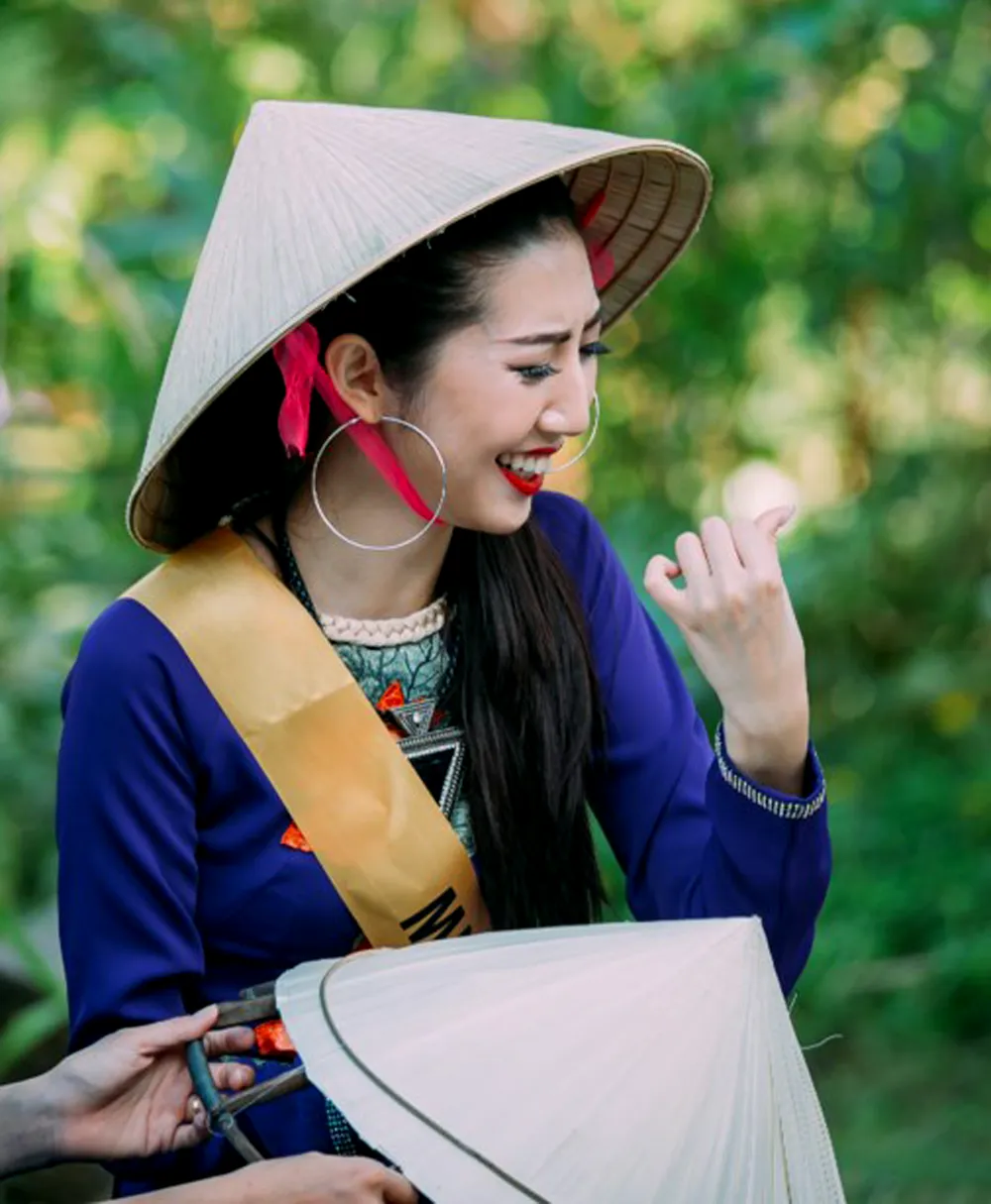 Miss Grand International 2017: Hoa hậu thích thú học gói bánh lọc Quảng Bình ảnh 12