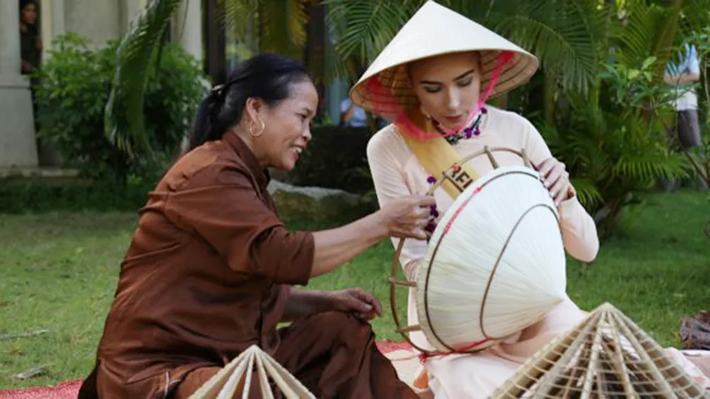 Miss Grand International 2017: Hoa hậu thích thú học gói bánh lọc Quảng Bình ảnh 11