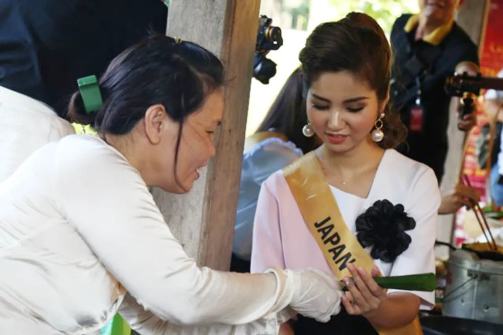 Miss Grand International 2017: Hoa hậu thích thú học gói bánh lọc Quảng Bình ảnh 6
