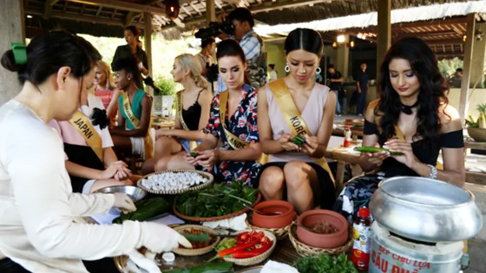 Miss Grand International 2017: Hoa hậu thích thú học gói bánh lọc Quảng Bình ảnh 5